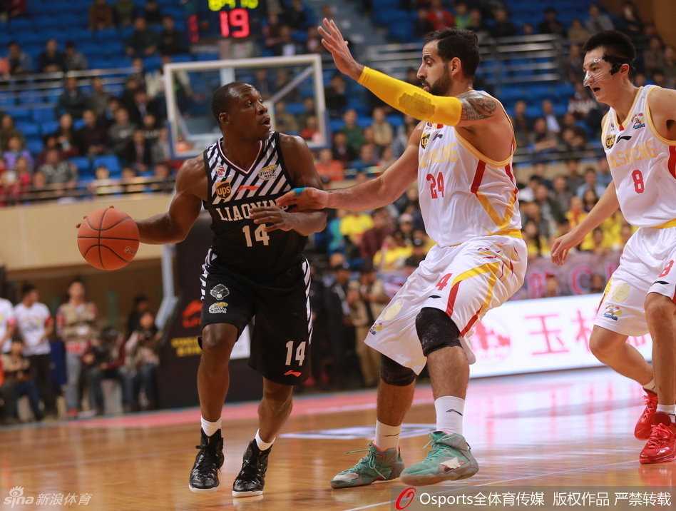 辽篮客场大胜同曦 郭艾伦韩德君空接秀引爆全场 郭艾伦在贴身防守下强行突破,他的眼神坚毅,高速运球杀向同曦队禁区。