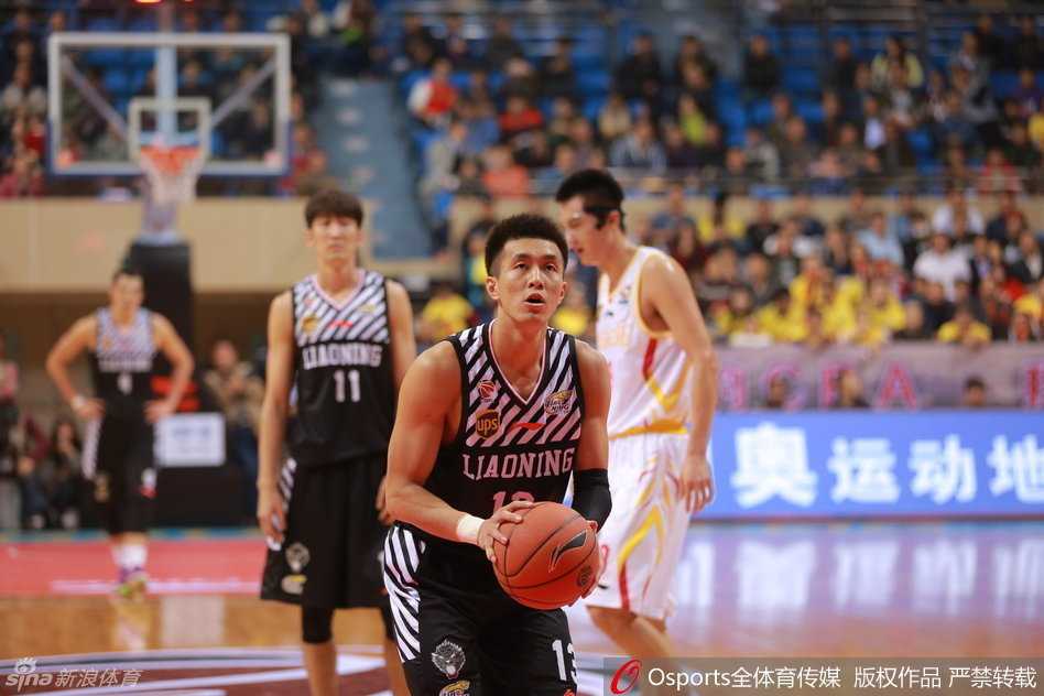 辽篮客场大胜同曦 郭艾伦韩德君空接秀引爆全场 比赛开始前,郭艾伦神情专注地进行投篮热身,每一个动作都透着必胜的决心。