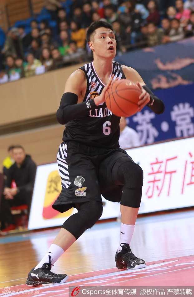 辽篮客场大胜同曦 郭艾伦韩德君空接秀引爆全场 辽宁队外援哈德森运球推进,他冷静地观察着队友的跑位,随时准备送出致命一传。