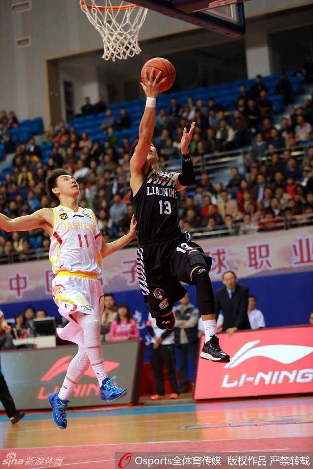 辽篮客场大胜同曦 郭艾伦韩德君空接秀引爆全场 韩德君用一记势大力沉的单手劈扣终结进攻,在他身后的同曦队防守球员只能望球兴叹。