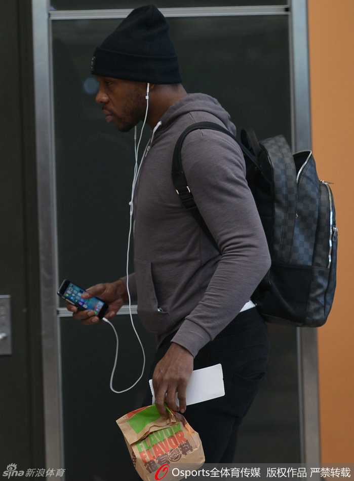 辽篮客场温情出征时:那些年我们一起追的辽宁队 “功夫熊猫”韩德君弯下高大的身躯,像一座温暖的小山一样与热情的球迷合影,憨厚朴实的笑容里写满了对球迷宠爱的感激。