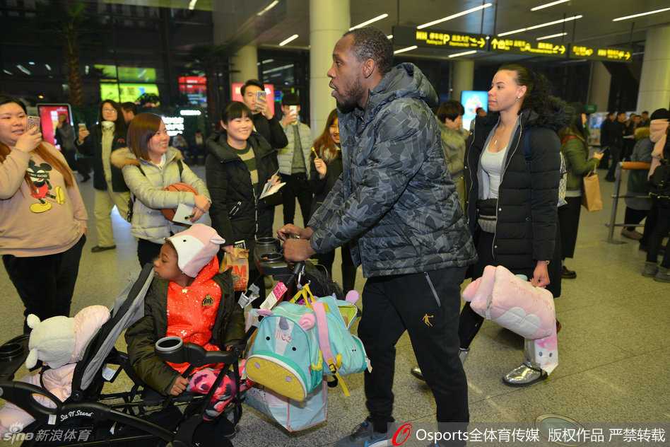 辽篮将士载誉返沈 哈德森小公主萌翻接机现场 数十名铁杆球迷高举海报和围巾,目光炽热地望向到达通道,用震耳欲聋的呐喊迎接心中的英雄们归来。