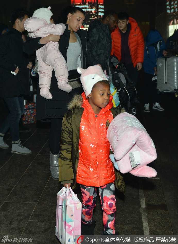 辽篮将士载誉返沈 哈德森小公主萌翻接机现场 小萌娃面对镜头毫不怯场,张大嘴巴笑得开怀,眼睛眯成月牙,小手高高举起,成功抢走爸爸的所有风头,成为现场最亮眼的小明星。