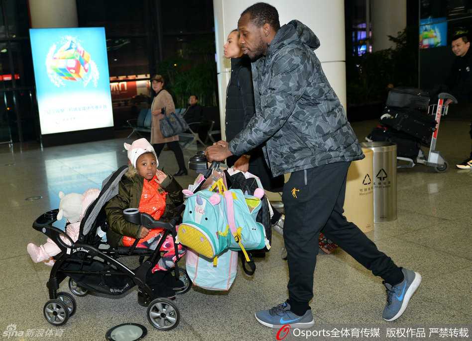 辽篮将士载誉返沈 哈德森小公主萌翻接机现场 兰多夫笑得眼睛都眯了起来,露出一口洁白的牙齿,脸上洋溢着发自内心的喜悦,仿佛一个大孩子般被接机的欢乐气氛感染。