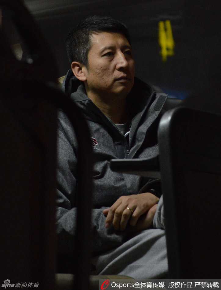 辽篮将士载誉返沈 哈德森小公主萌翻接机现场 郭士强指导面带倦容,眼眶微红,却仍微笑着向看台上的球迷挥手,眼神中透着对家乡球迷的感激与坚定。