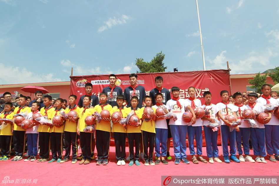 辽篮岫岩公益行 李晓旭与孩子们共筑篮球梦 辽篮主教练郭士西坐在校园的椅子上,神情专注而和蔼,准备在接下来的公益活动中向孩子们和乡亲们讲话。