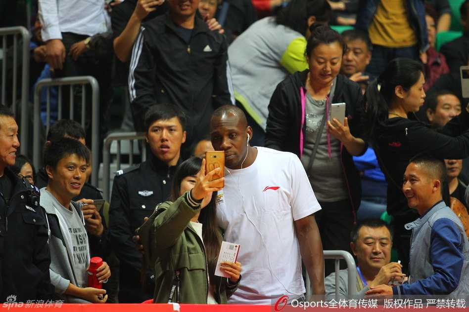 辽篮往事:二零一六赛季的激情与传承 哈德森持球强行突破上篮,身体在空中舒展成一道弧线霸气十足挑战篮筐