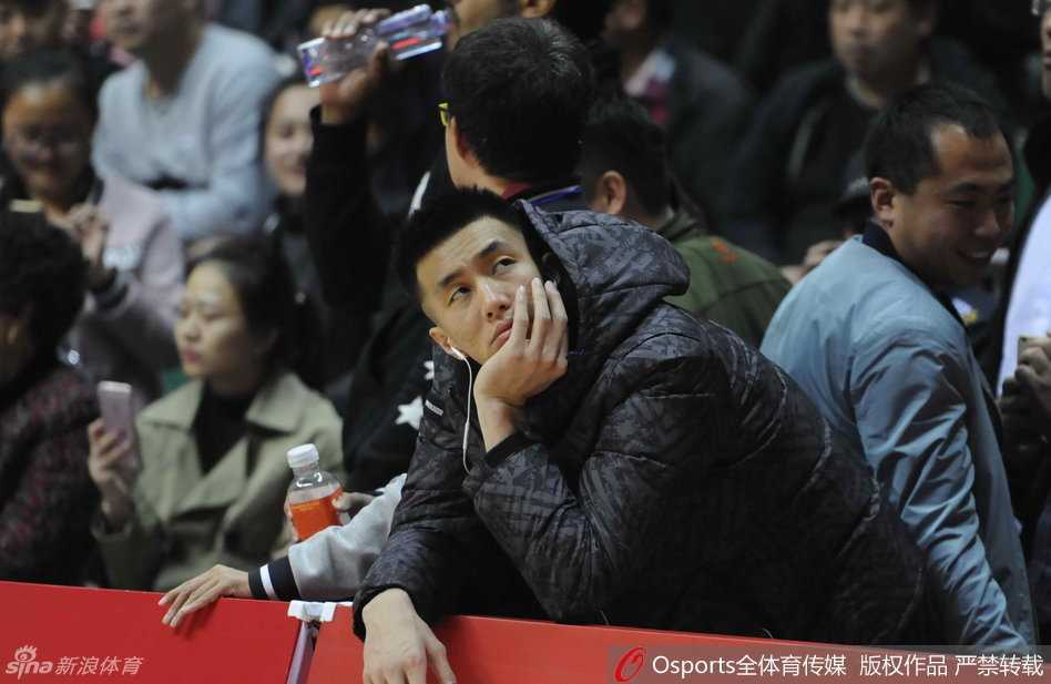 辽篮往事:二零一六赛季的激情与传承 哈德森现身球场人气爆棚,他面带微笑耐心为热情的球迷签名留念