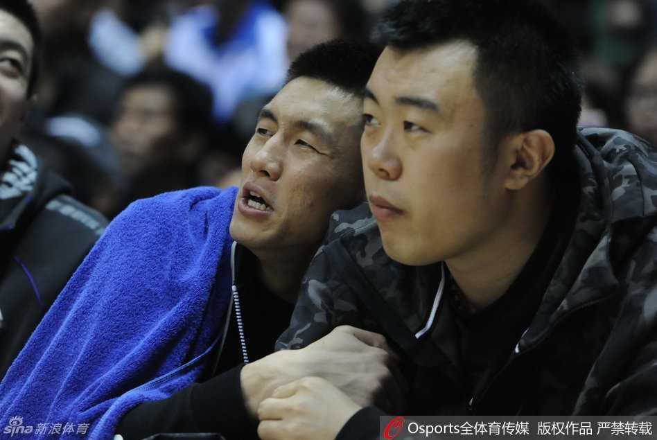 辽篮往事:二零一六赛季的激情与传承 兰多夫在篮下强起霸气依旧,刘志轩场边观战神情放松心情看起来很不错