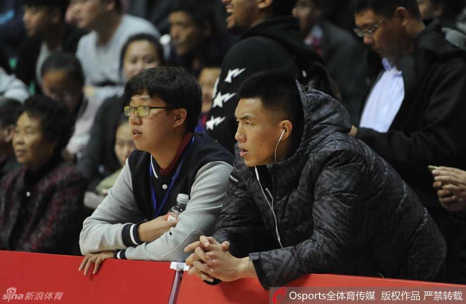辽篮往事:二零一六赛季的激情与传承 郭艾伦身披外套坐镇场边,眼神专注陷入沉思,心中翻涌着对比赛的渴望