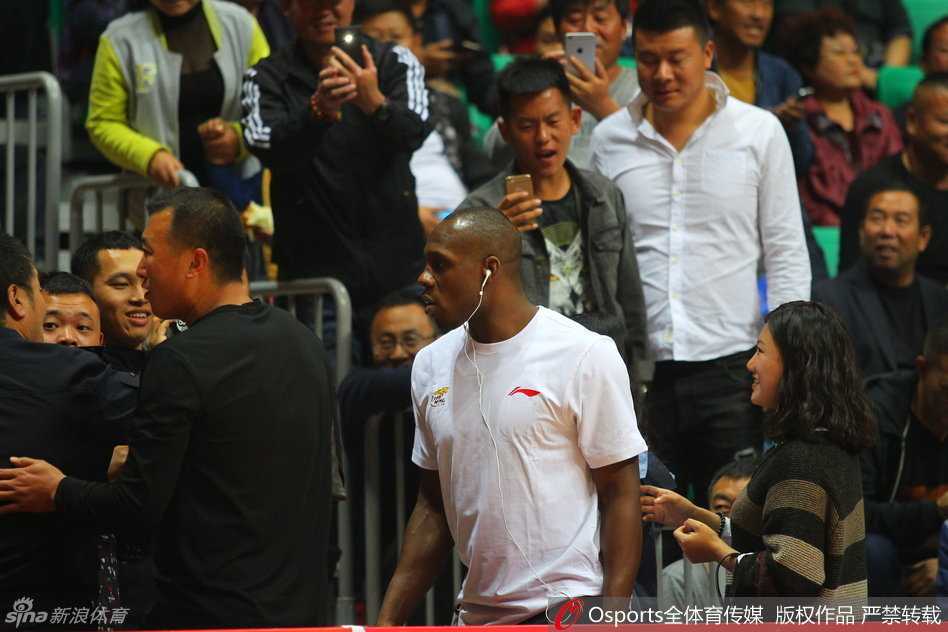 辽篮往事:二零一六赛季的激情与传承 郭艾伦与韩德君场边并肩而坐,两人认真交流比赛细节兄弟情深默契十足