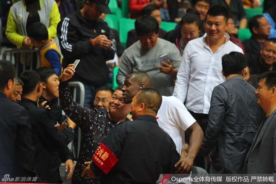 辽篮往事:二零一六赛季的激情与传承 哈德森挤出人群与忠实球迷合影,闪光灯亮起记录下这珍贵的追星时刻