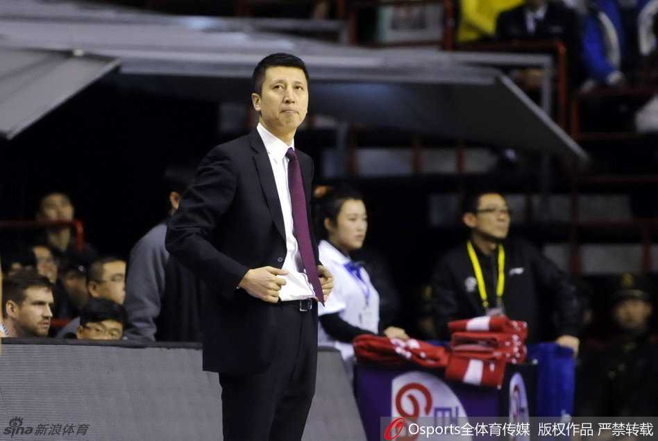 辽篮往事:叔侄同心筑传奇,那些年属于郭艾伦与哈德森的荣光 比赛结束后,郭艾伦被热情的球迷团团围住,他正低着头、神情专注地为小球迷在球衣上签名。