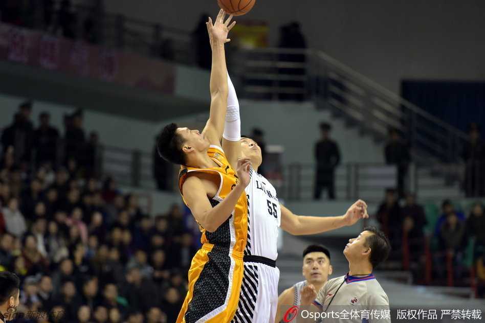 辽篮往事:叔侄同心筑传奇,那些年属于郭艾伦与哈德森的荣光 辽宁男篮全体将帅围成一圈,背景是看台上球迷高举‘盼17连胜’的巨大横幅,气势如虹。