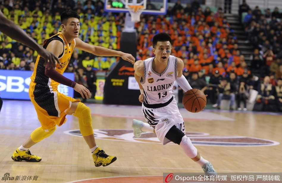 辽篮往事:叔侄同心筑传奇,那些年属于郭艾伦与哈德森的荣光 郭艾伦在重重包夹中如闪电般穿梭,鬼魅运球晃过防守者,眼神犀利直指篮筐。
