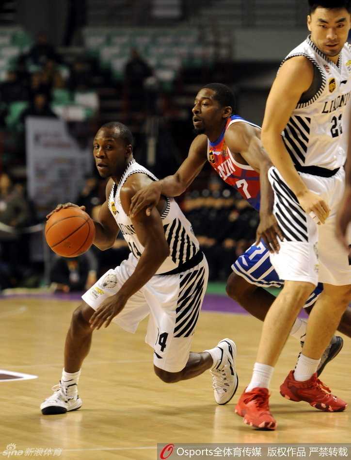 辽篮往事:当郭少的犀利突破遇上哈德森的神奇三分 韩德君用庞大的身躯卡住防守球员,高高跃起,试图将球狠狠地砸进篮筐。
