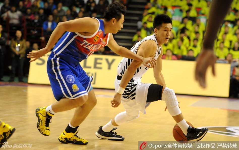 辽篮往事:当郭少的犀利突破遇上哈德森的神奇三分 郭艾伦眼神专注,在场边进行拉伸训练,汗水已浸透球衣,为即将到来的激战做最后准备。