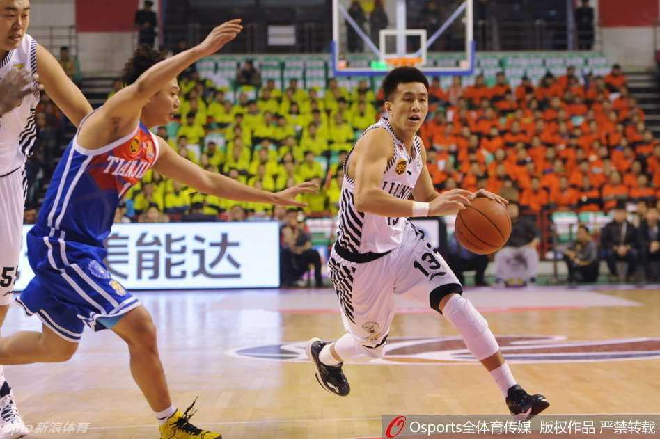 辽篮往事:当郭少的犀利突破遇上哈德森的神奇三分 哈德森在严密防守下强行起跳,皮球离开指尖,划出一道标志性的高弧线飞向篮筐。