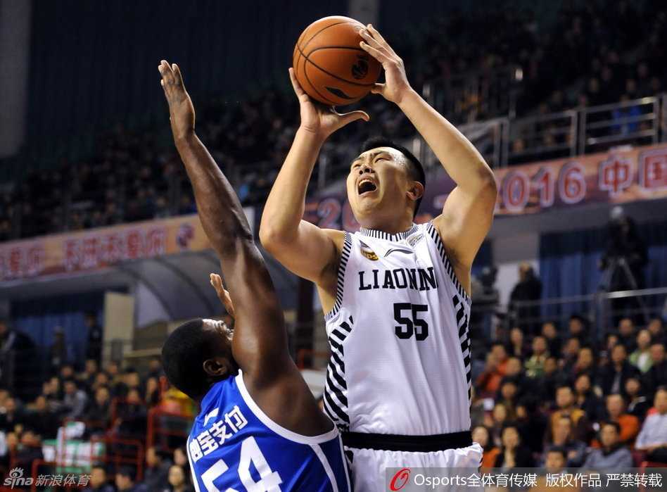 辽篮往事:当郭少的犀利突破遇上哈德森的神奇三分 兰多夫在对手头顶完成双手暴扣,气势如虹,篮筐仿佛都在颤抖,鼻子里还塞着止血的纸巾。
