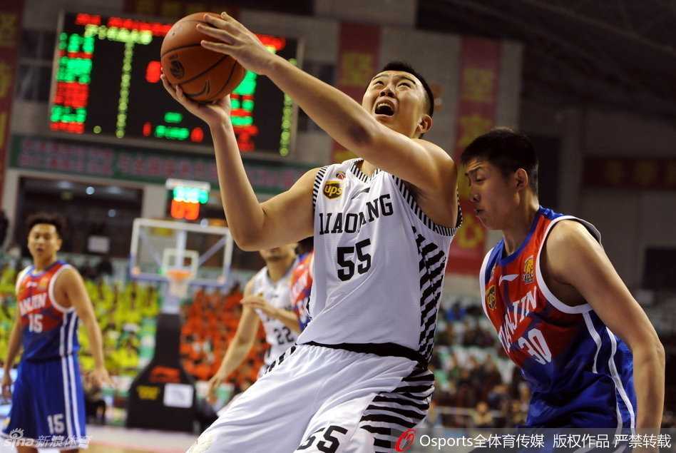 辽篮往事:当郭少的犀利突破遇上哈德森的神奇三分 郭士强身穿笔挺衬衫,在场边双手拢在嘴边,正大声向场内球员传达战术指令。