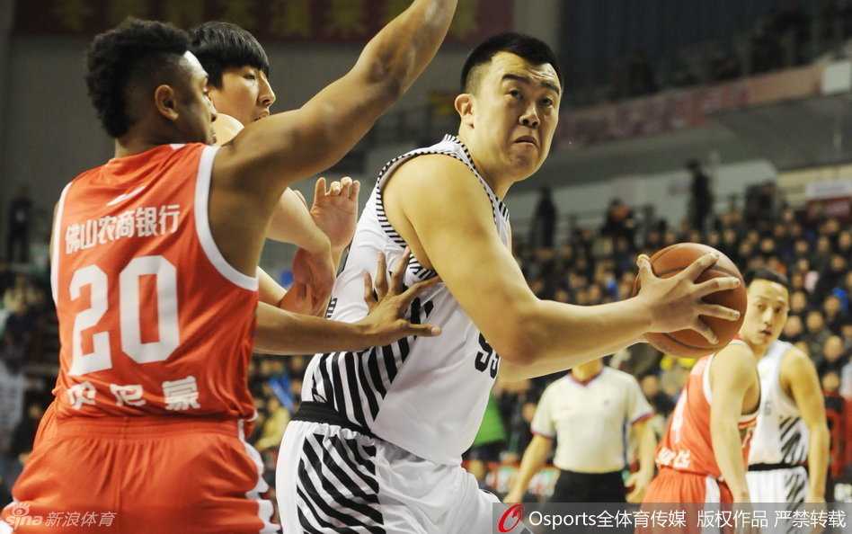 辽篮往事:那一年,他们拼尽全力的热血赛场 杨鸣嘴角挂着微笑,眼神却如鹰隼般锐利,他在电光火石间将球击地传给切入的队友,这是属于控卫的艺术。