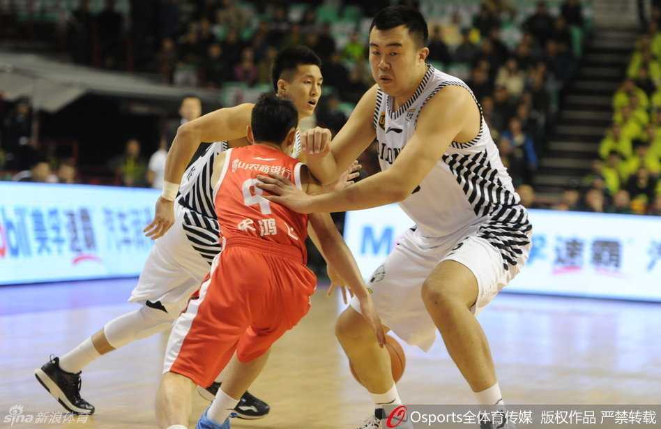 辽篮往事:那一年,他们拼尽全力的热血赛场 兰多夫在肌肉丛林中强硬起跳,双手死死护住篮球,他用实际行动诠释了什么叫‘篮板之下,寸土必争’。