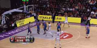 辽篮往事:那些年我们一起追过的东北虎 哈里斯在三分线外起跳出手,皮球打板后在篮筐上弹了几下幸运落入网窝,对手一脸无奈