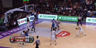 辽篮往事:那些年我们一起追过的东北虎 郭艾伦快速运球穿越半场,眼神观察着队友跑位,一个背后运球准备过掉防守人
