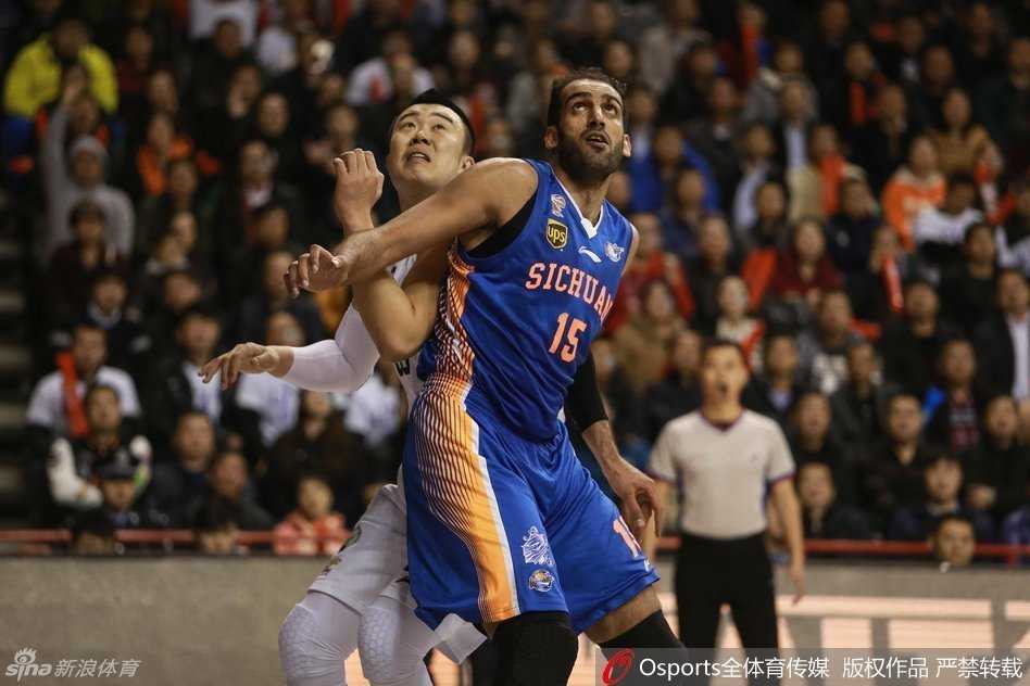 辽篮往事:那些年我们一起追过的东北虎 哈德森在重重防守下强行突破,眼神坚毅,如一把尖刀直插对手腹地