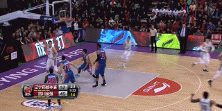 辽篮往事:那些年我们一起追过的东北虎 杨鸣轻舒猿臂,在空中用一记标志性的小抛投越过防守,皮球划出美妙弧线空心入网