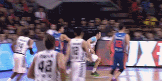 辽篮往事:那些年我们一起追过的东北虎 郭艾伦利用节奏变化一步过掉防守球员,杀入禁区腾空而起,面对补防强行上篮