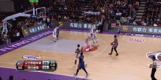 辽篮往事:那些年我们一起追过的东北虎 哈德森在反击中面对三人合围,依然高高跃起将球放进篮筐,全场球迷为之疯狂