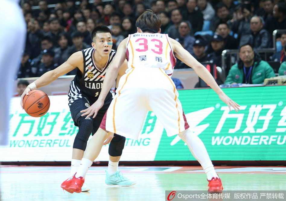 辽篮往昔峥嵘岁月稠:黑白双雄与本土尖兵的冠军拼图 球场指挥官郭艾伦,犹如一道闪电划过防守阵型,他压低重心,用令人目不暇接的胯下运球寻找着对手的破绽,眼神中充满攻击篮筐的坚决。