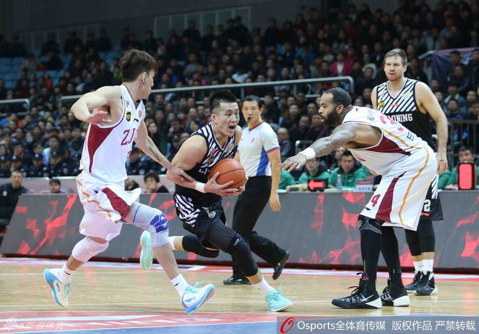 辽篮往昔峥嵘岁月稠:黑白双雄与本土尖兵的冠军拼图 哈德森如出膛炮弹般迅猛启动,他压低肩膀扛开防守球员,强硬地杀向被重重封锁的禁区,眼神里只有篮筐和胜利的渴望。