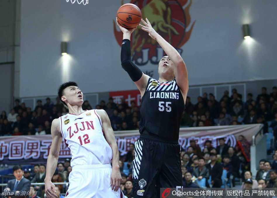 辽篮往昔峥嵘岁月稠:黑白双雄与本土尖兵的冠军拼图 郭士强指导在场边情绪激动地向技术台比划着,他张开的双臂和急切的表情,仿佛要将场上每一个细节都掌控在手中,为弟子们争取最有利的判罚。