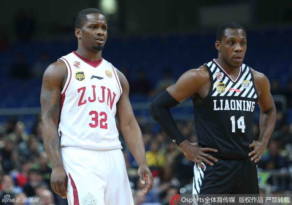 辽篮往昔峥嵘岁月稠:黑白双雄与本土尖兵的冠军拼图 内线巨塔韩德君在禁区接到传球,面对防守悍将的贴防,他用庞大的身躯扛开对手,强硬地将球放入篮筐,动作朴实无华却霸气十足,令对手无可奈何。