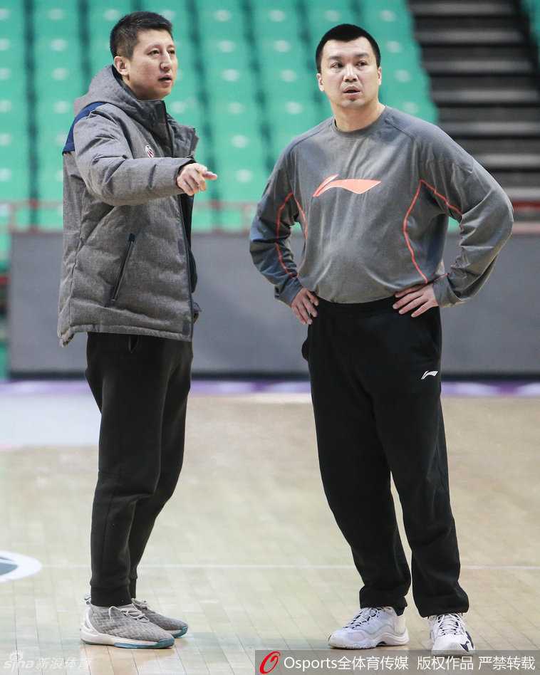 辽篮往昔峥嵘岁月:那些关于拼搏、欢笑与遗憾的瞬间 大将之风,队长杨鸣在场边神情专注,若有所思。即便在休息时刻,他的眼中也只有赛场上的风云变幻。