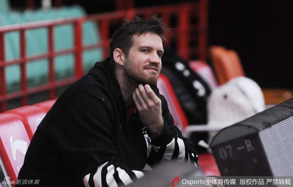 辽篮往昔峥嵘岁月:那些关于拼搏、欢笑与遗憾的瞬间 锋线的专注,刘志轩和廉明在场边聚精会神,随时准备听从教练的召唤,为球队贡献自己的力量。