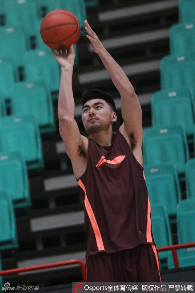 辽篮往昔峥嵘岁月:那些关于拼搏、欢笑与遗憾的瞬间 核心的担当,郭艾伦低头仔细地为手指缠绕胶布,每一个细节都透露出他对比赛的认真和渴望胜利的决心。