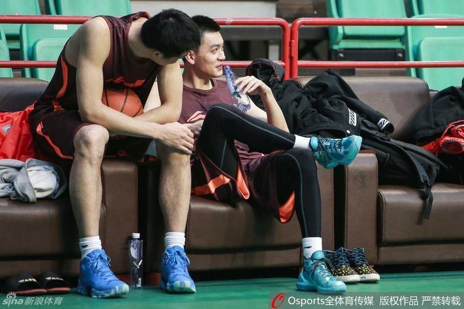 辽篮往昔峥嵘岁月:那些关于拼搏、欢笑与遗憾的瞬间 老叔的牵挂,主教练郭士强低头查看手机,眉头微蹙,或许是在关心弟子的伤情,或是在研究下一个对手的战术。