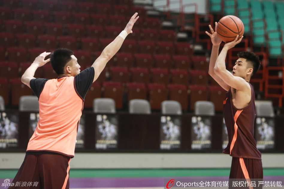 辽篮总决赛前最后一练: relaxed郭少与专注哈德森成风景线 辽宁队当家后卫郭艾伦在训练中神态轻松,嘴角带笑,运球跨越半场,丝毫不见大战前的紧张情绪。