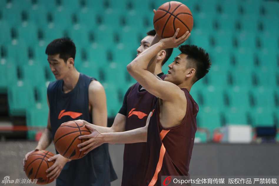 辽篮总决赛前最后一练: relaxed郭少与专注哈德森成风景线 核心外援哈德森在罚球训练中眼神坚定,出手动作标准,皮球划过一道完美的弧线稳稳命中。