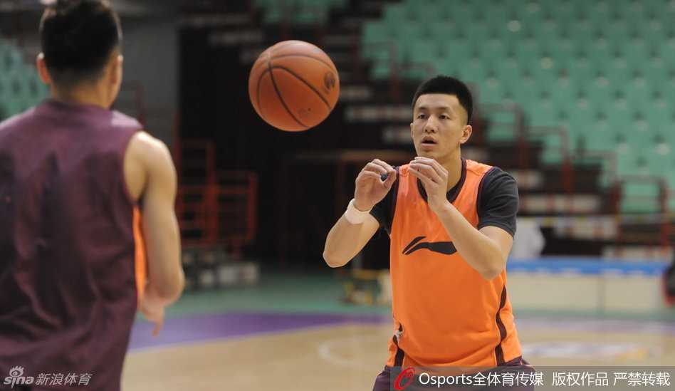 辽篮总决赛前最后一练: relaxed郭少与专注哈德森成风景线 传球训练中,辽宁队的配合行云流水,杨鸣稳健地运球观察,随时准备将球输送给位置更好的队友。