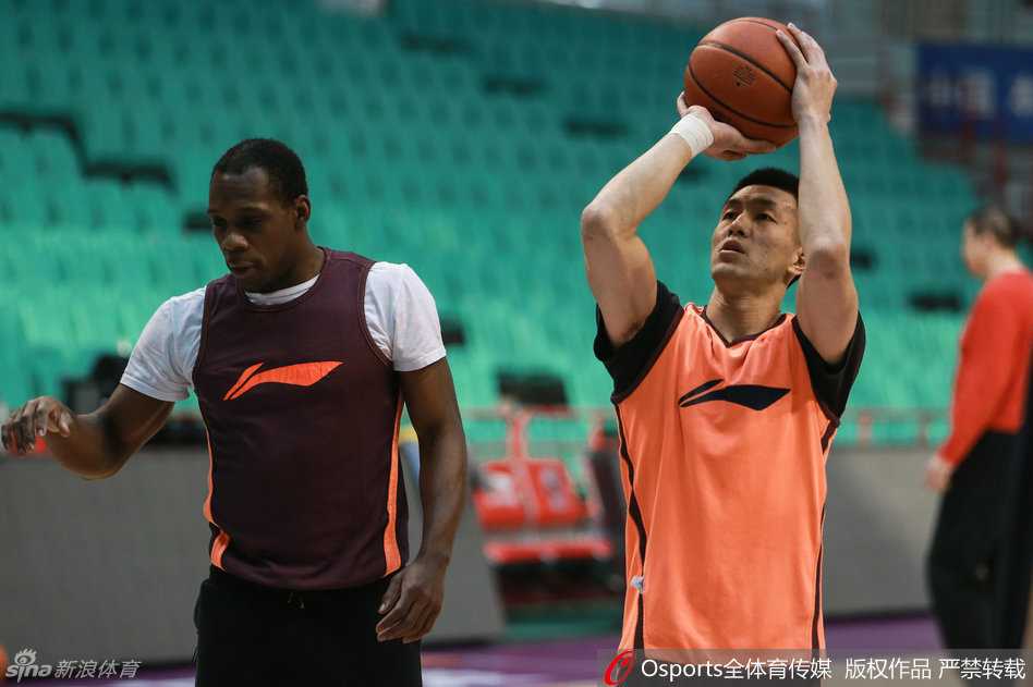 辽篮总决赛前最后一练: relaxed郭少与专注哈德森成风景线 训练结束后,全队围拢在一起听郭士强指导总结,哈德森在一旁搞怪卖萌,为严肃的训话增添了一丝欢乐气氛。