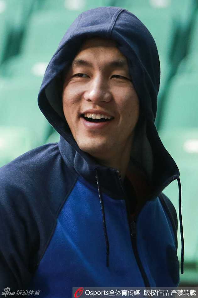 辽篮总决赛前最后一练: relaxed郭少与专注哈德森成风景线 大中锋韩德君训练后走向更衣室,神情自若,强壮的身躯预示着今晚篮下将有一场恶战。