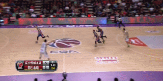 辽篮总决赛惊魂时刻:群星闪耀缔造经典对决 郭艾伦运球晃动后坚决出手,三分线外自信满满,篮球应声落网,脸上露出标志性的冷峻表情。