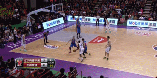 辽篮总决赛惊魂时刻:群星闪耀缔造经典对决 转换进攻中,哈德森如一道白色闪电疾驰而至,刚踩过中线两步便急停拔起,追身三分再度空心入网,点燃了全场激情。