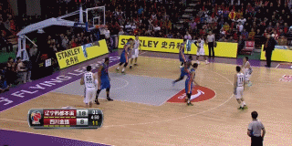 辽篮总决赛惊魂时刻:群星闪耀缔造经典对决 身高悬殊的对抗中,哈达迪用巨大的双手紧紧拽住突破上篮的郭艾伦,仿佛巨人在捕捉一只灵巧的飞鸟,充满视觉冲击力。