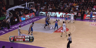 辽篮总决赛惊魂时刻:群星闪耀缔造经典对决 邓特蒙如灵猫般穿梭于辽宁队的防线之中,接球后一个轻盈的假动作晃过补防,轻松将球放入篮筐。