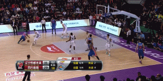 辽篮总决赛惊魂时刻:群星闪耀缔造经典对决 郭艾伦完成一条龙上篮后,握拳怒吼,眼神中透露出坚毅与霸气,身旁的队友纷纷上前与他击掌庆祝。